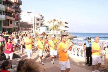 Un pasacalles anima a Melenara a vivir sus fiestas (Foto Briand Rodríguez)
